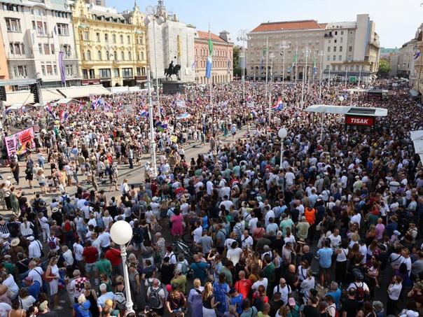 Desetine hiljada ljudi na protestu u Zagrebu: "Hulje, izdajice!"