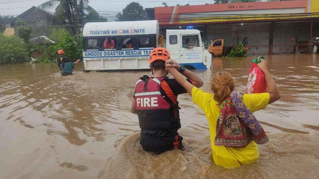 Desetine hiljada ljudi napustilo domove zbog poplava na Filipinima