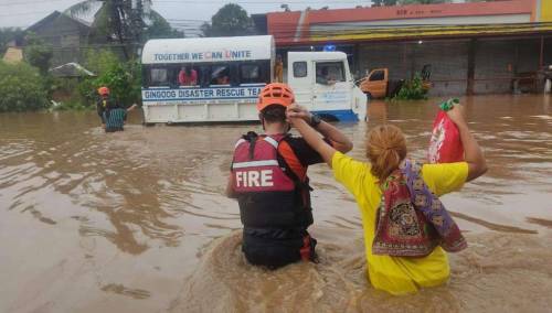 Desetine hiljada ljudi napustilo domove zbog poplava na Filipinima