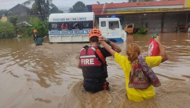 Desetine hiljada ljudi napustilo domove zbog poplava na Filipinima