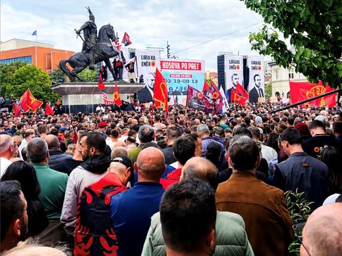 Desetine hiljada ljudi u Prištini traže oslobađajuću presudu za Hašima Tačija
