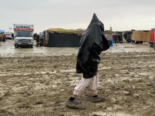 Video: Desetine hiljada ljudi zarobljeni u gustom blatu nakon oluje