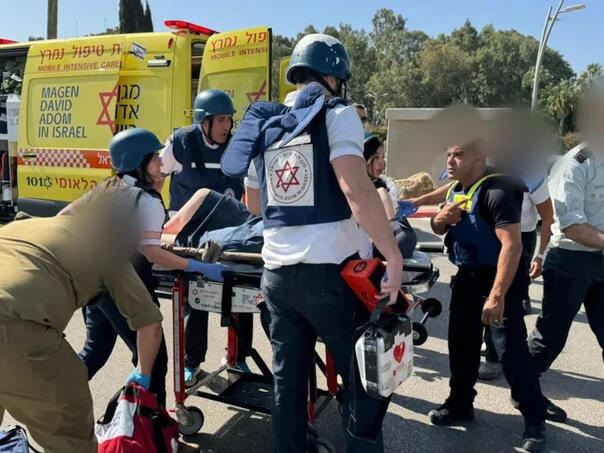 Desetine povrijeđenih nakon što je kamion udario autobusku stanicu u centralnom Izraelu