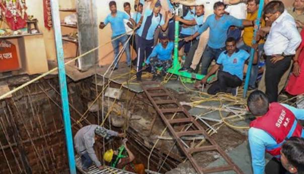 Desetine vjernika poginulo tokom molitve u urušavanju hrama