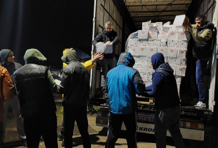 Desetine volontera u Bihaću istovara pomoć poplavljenim