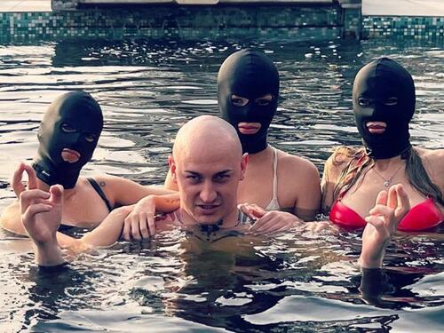 Desingerica i pored zabrane nastupio u Budvi, uvrstio je nove gadosti u nastup