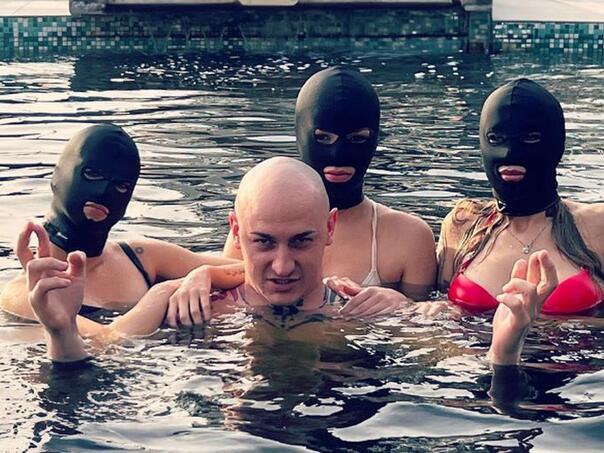 Desingerica i pored zabrane nastupio u Budvi, uvrstio je nove gadosti u nastup