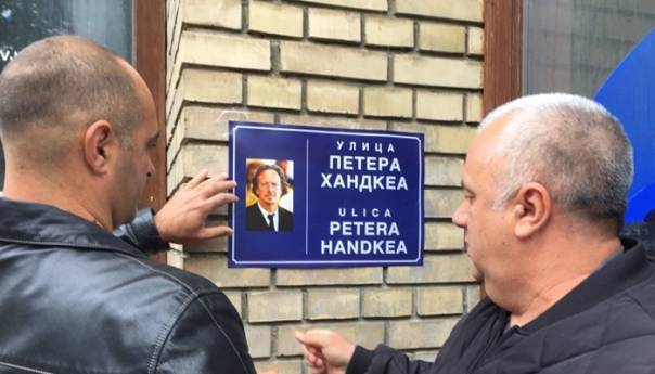 Desničari lijepe plakate za ulicu Peteru Handkeu u Srebrenici