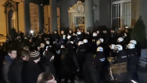 Haos u Beogradu: Desničari traže ostavku Vučića