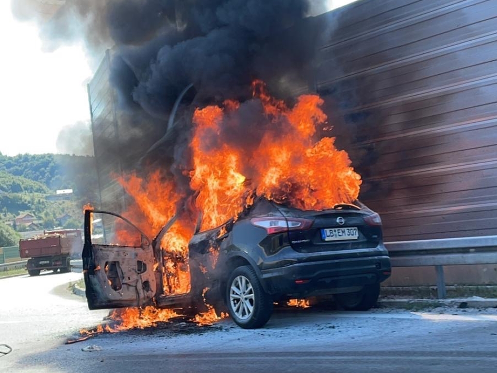 Detalji nesreće kod Vlakova: Automobil se zapalio u vožnji