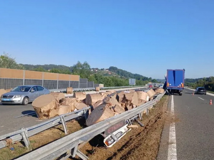 Detalji nesreće na autoputu "9. januar": Kamion udario u ogradu, prosulo se sijeno