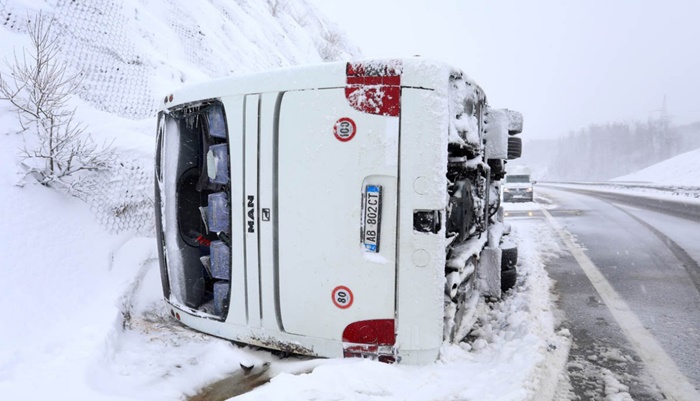 Detalji nesreće prevrnutog autobusa: Žena u kritičnom stanju, otežan saobraćaj