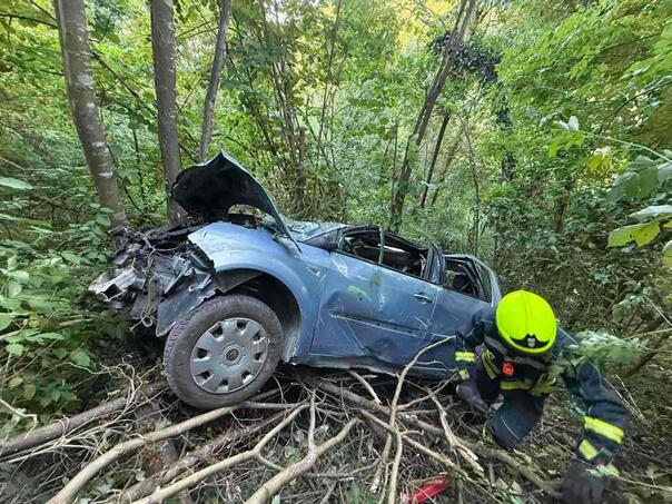 Nesreća u Banjaluci: Dva maloljetnika povrijeđena, automobil uništen ...