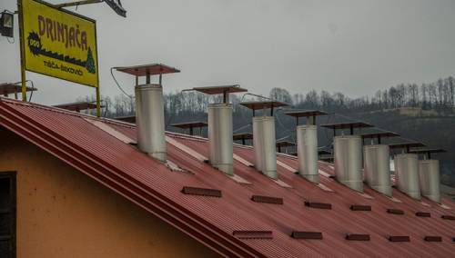 Detalji nesreće u Šekovićima: Ženu povukla drobilica za drvo