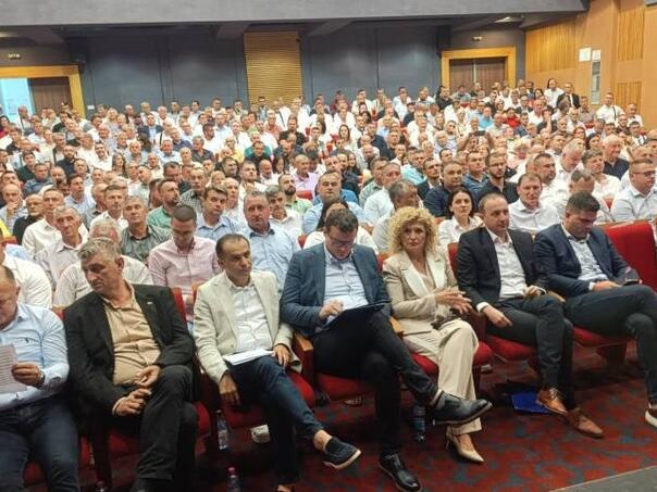 Detalji propale skupštine SDS-a: Sporni delegati, odsustvo kvoruma i prekid sjednice