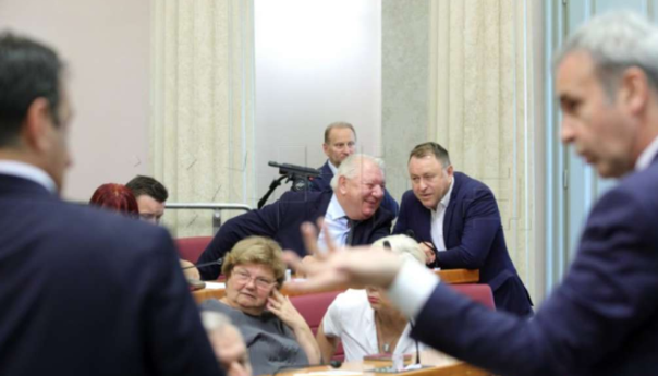 Devet klubova opozicije od Milanovića traži vanrednu sjednicu