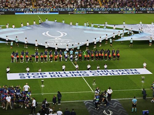 Devetero djece izbjeglica na Superkupu podiglo poruku: Prestanite ubijati!