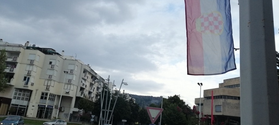 DF Čapljina: Zastave “paratvorevine tzv. Herceg Bosne” jasna su poruka mržnje!