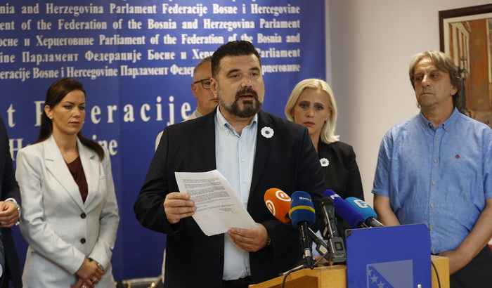 DF: Htjeli su nezakonito instalirati Vukoju, Dodik je smijenio Schmidta
