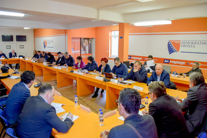 DF: Pozivamo sve da odbace kratkoročno Schmitovo nametanje 