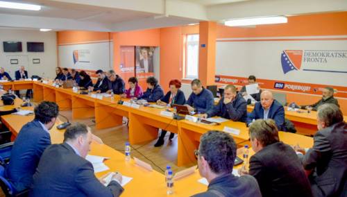 DF: Pozivamo sve da odbace kratkoročno Schmitovo nametanje