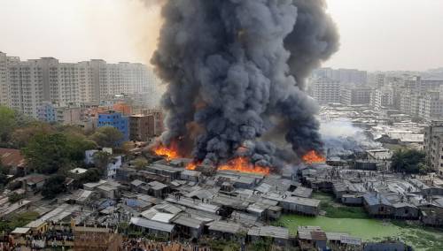 Dhaka: Stotine kuća uništeno u požaru, hiljade ljudi postali beskućnici