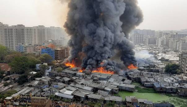 Dhaka: Stotine kuća uništeno u požaru, hiljade ljudi postali beskućnici