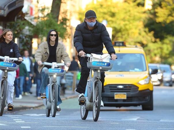 DiCaprio se vratio u Ameriku, snimljen u vožnji bicikla s djevojkom