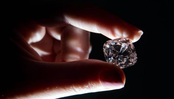 Dijamant na aukciji postigao cijenu od 26,6 miliona dolara