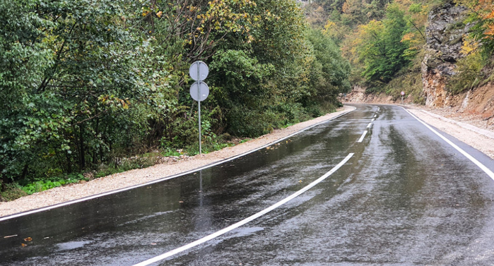 Dijelovi bh. puteva pod vodom, na pojedinim dionicama obustavljen saobraćaj