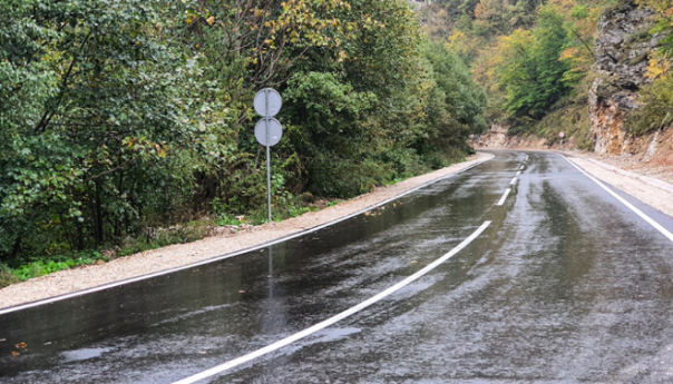 Dijelovi bh. puteva pod vodom, na pojedinim dionicama obustavljen saobraćaj