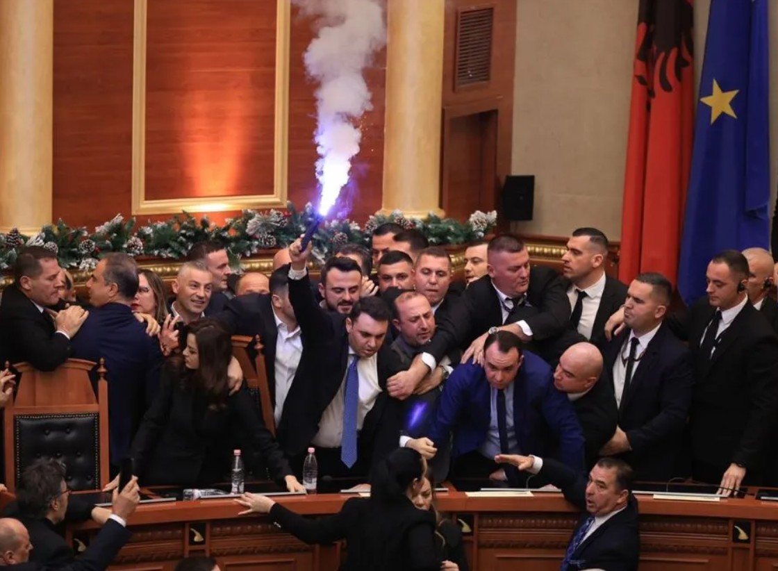 Dimne bombe i tuča u albanskom parlamentu
