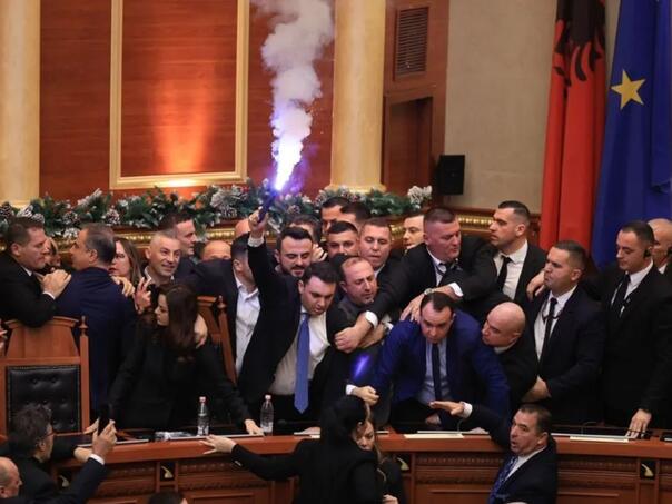 Dimne bombe i tuča u albanskom parlamentu