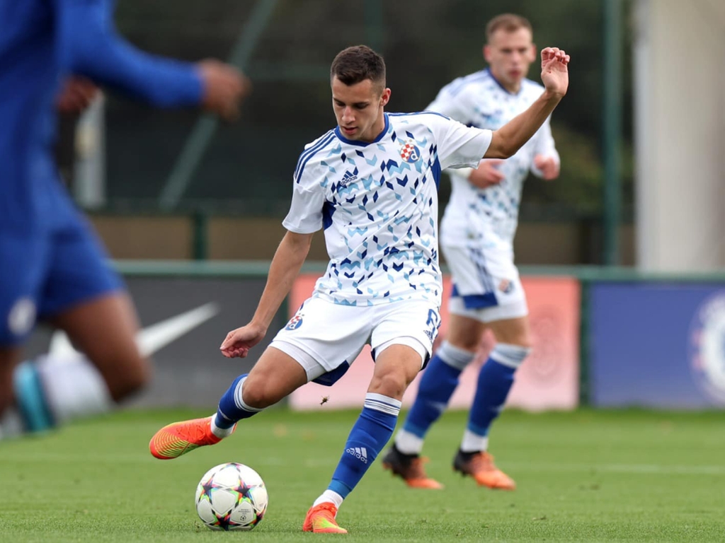 Dinamo mladog bh. fudbalera poslao na novu posudbu, navijači negoduju
