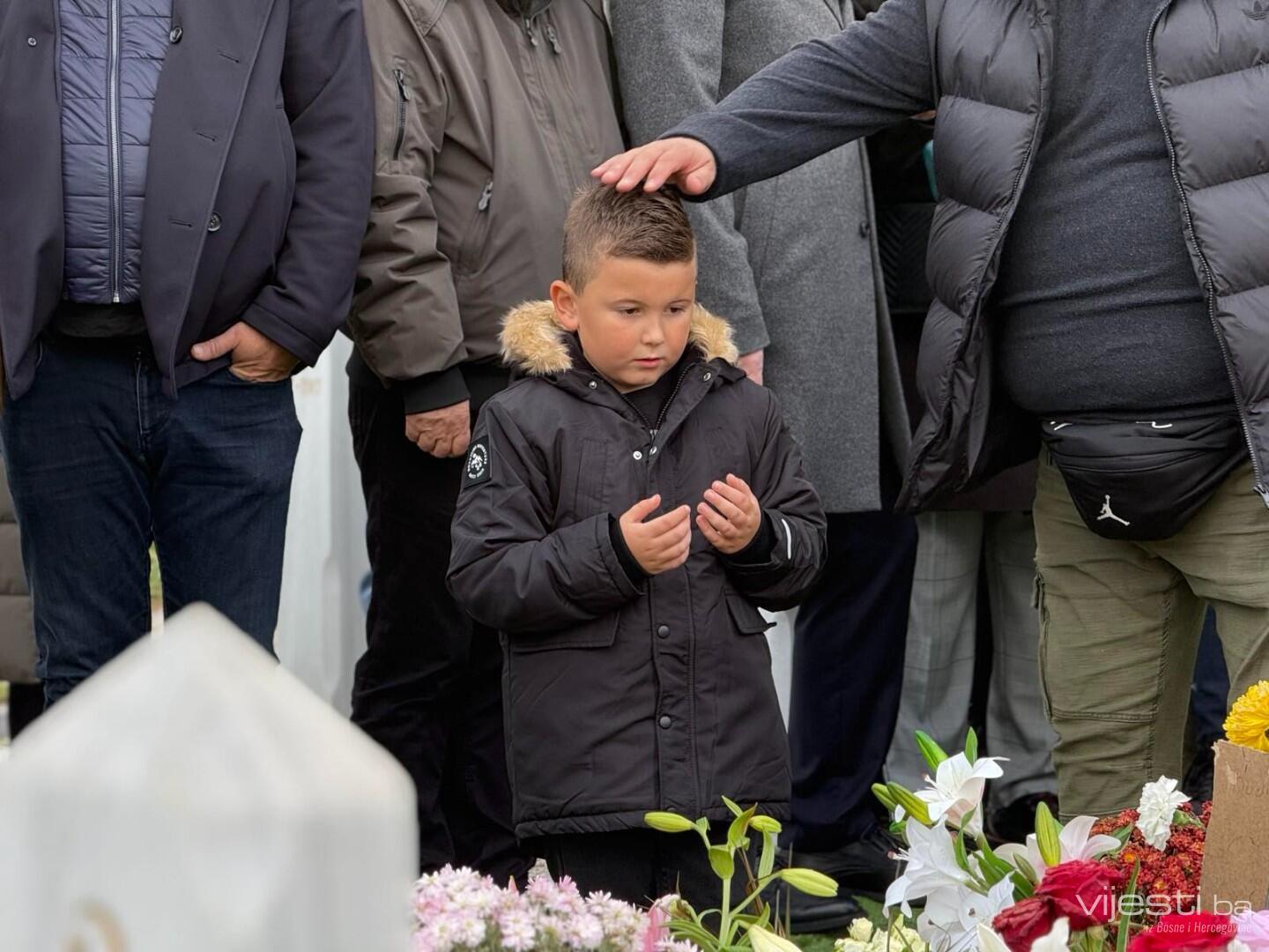 Dino Bešlić ganut: Dječak Emran došao na mezar njegovog oca