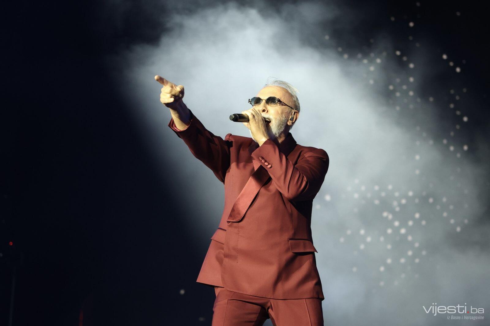 Dino Merlin počeo treći koncert na Koševu: Završna noć historijskog spektakla