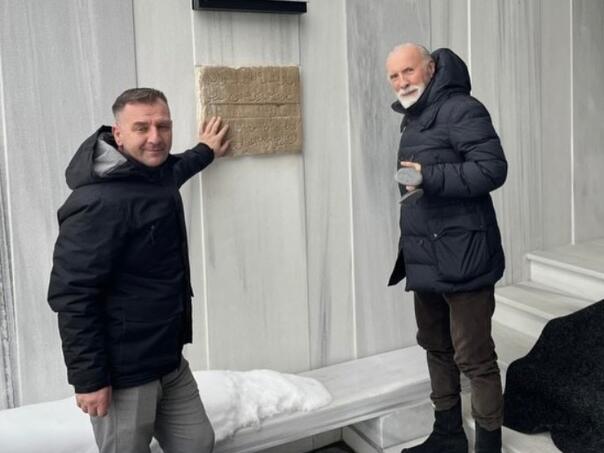Dino Merlin proučio ezan u obnovljenoj bh. džamiji