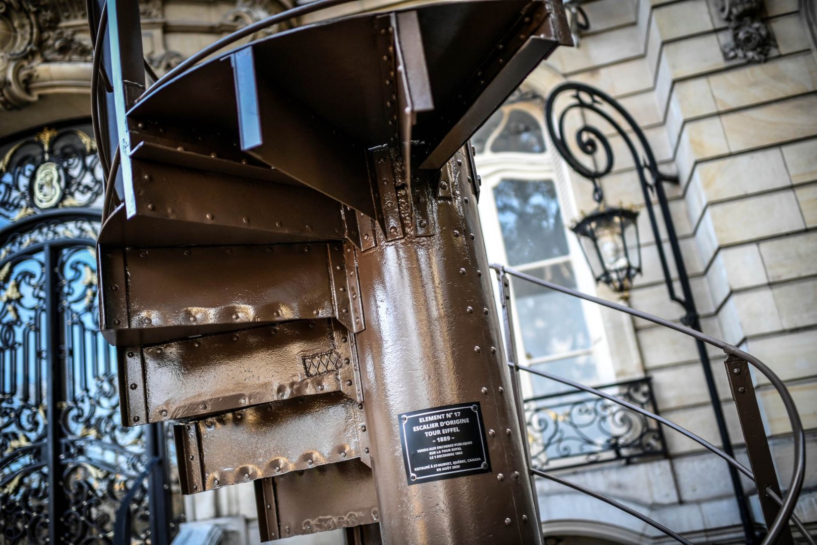 Dio stepeništa Ajfelovog tornja prodat za više od 274.000 eura