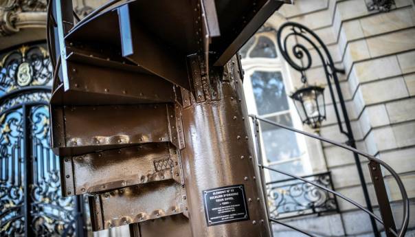 Dio stepeništa Ajfelovog tornja prodat za više od 274.000 eura