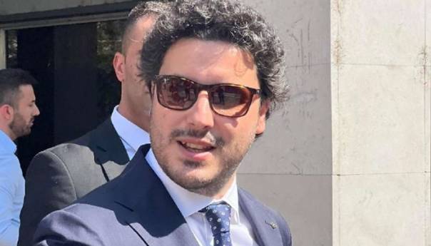 Diplomatski skandal i nepoštivanje procedure pri postavljanju ploče