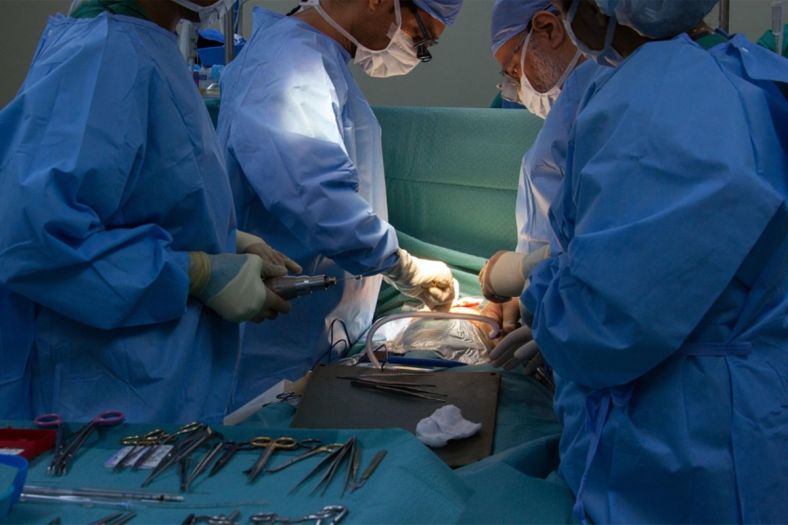 Dirljiv gest u UKC Tuzla: Otac sinu donirao organ i spasio mu život