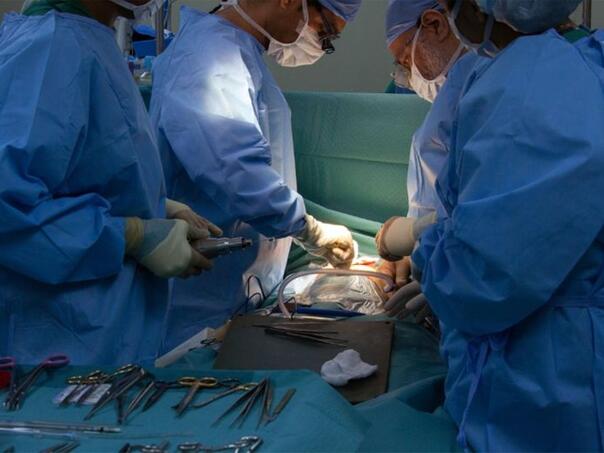 Dirljiv gest u UKC Tuzla: Otac sinu donirao organ i spasio mu život