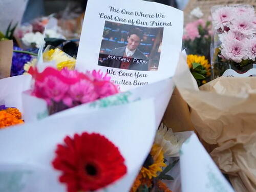 Dirljiv prizor ispred kuće Matthewa Perryja, fanovi ostavljaju cvijeće i darove