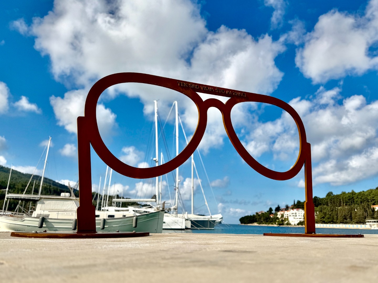 Dirljiv prizor iz Vela Luke: Oliver Dragojević dobio originalan spomenik