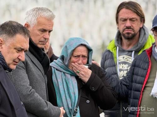 Dirljiv prizor na Halidovom mezaru: Sejda prvi put u javnosti