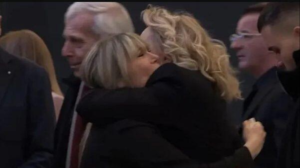 Dirljiv trenutak na komemoraciji: Brena i Suzana slomljene u zagrljaju