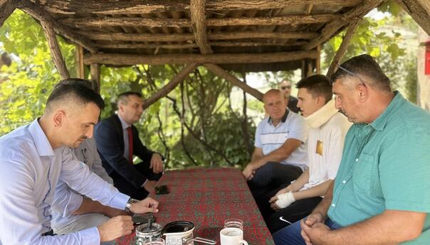 Dizdar i Duraković posjetili povrijeđenog mladića u Bratuncu