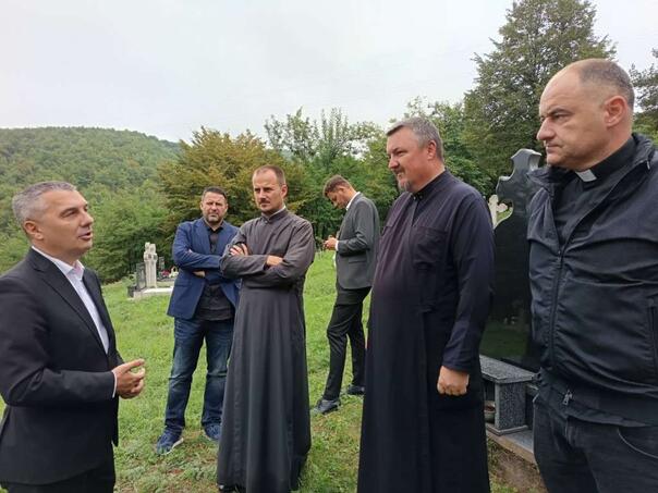 Dizdar obišao devastirano groblje Pečuj, najavio podršku sanaciji spomenika