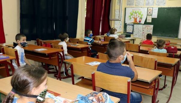 Đaci u RS ponovo u klupama