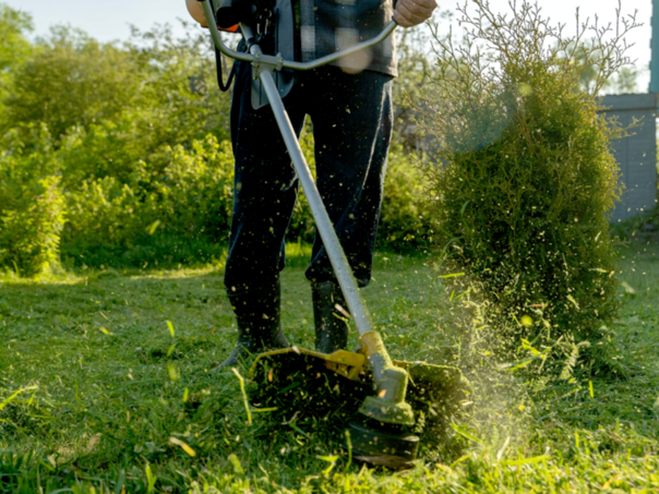 Đakovo: Muškarac se zapalio koseći travu trimerom, dobio teške opekotine
